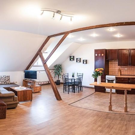 Podkrovni Apartman S Vyhledem Na Namesti Lomnice nad Lužnicí Kültér fotó