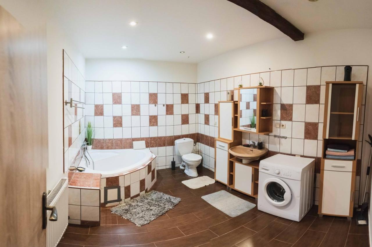 Podkrovni Apartman S Vyhledem Na Namesti Lomnice nad Lužnicí Kültér fotó